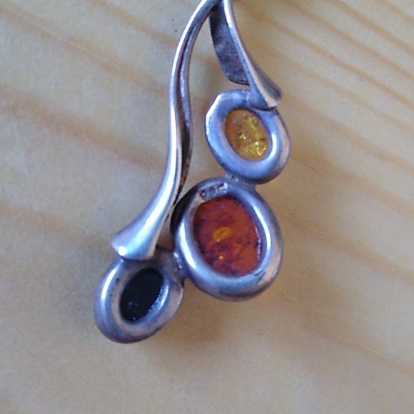 3 Colour Amber Silver Pendant - Picture 4 of 4